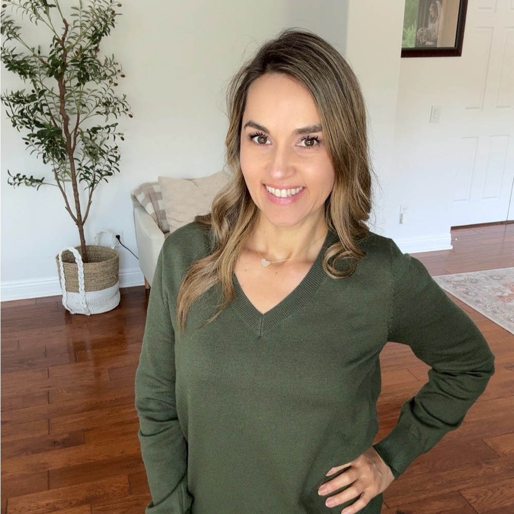 Zeagoo Green V-Neck Sweater with Ribbed Detailing Small